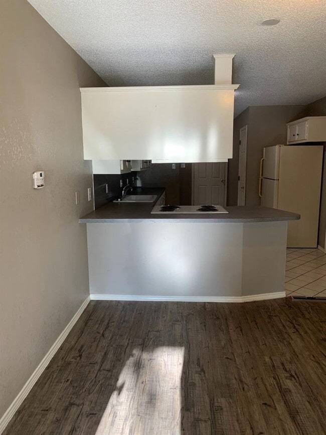 Building Photo - Townhome 2/2