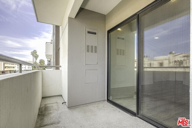 Building Photo - 5030 Rosewood Ave