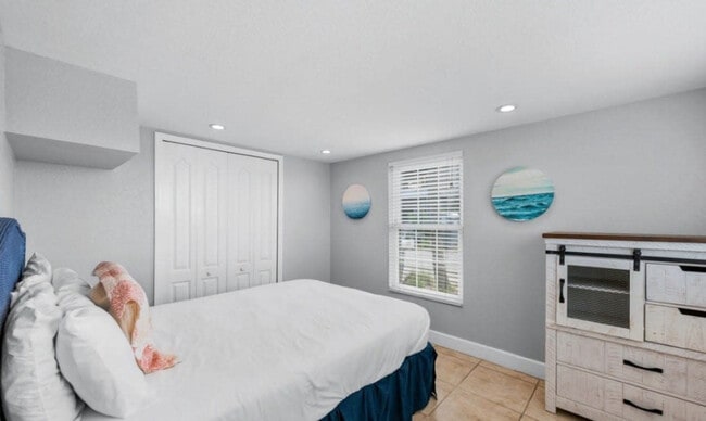 Building Photo - 100 7th St S