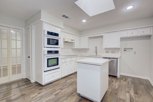 Building Photo - 1402 Forest Home Dr