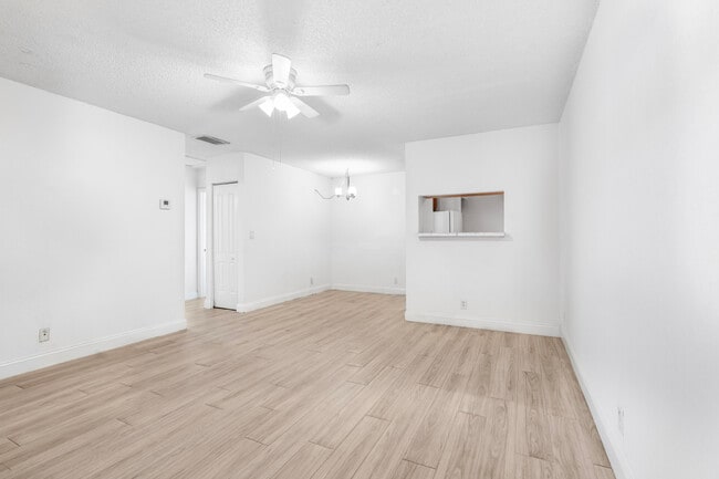 Building Photo - 2646 Riverside Dr