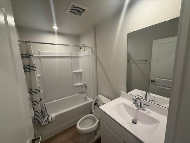 Building Photo - 509 PORTAL CIRCLE CIR, B, SANDSTON, VA 23150