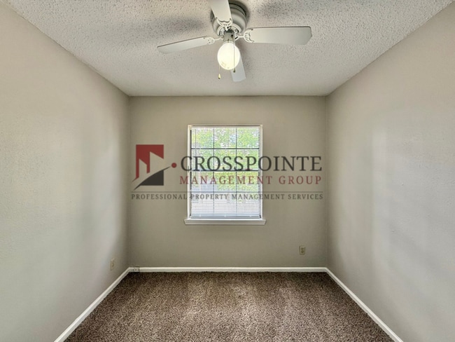 Building Photo - Available now! Beautiful 3 bedroom 1.5 bath Townhome in Tyler!