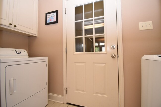 Building Photo - Spacious 3 Bedroom, 2 Bath Home