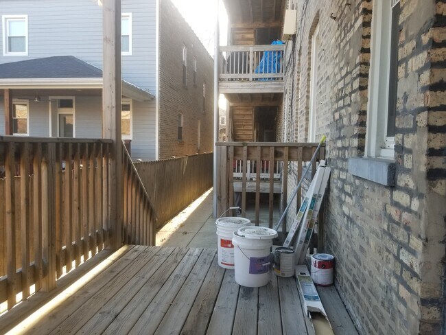 Building Photo - 2132 W Berteau Ave