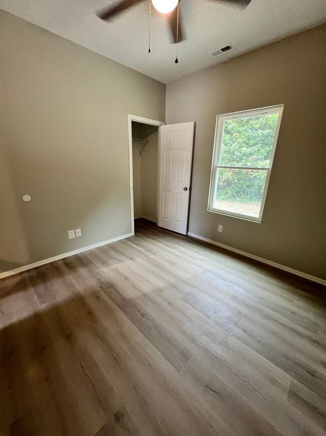 Building Photo - 1/2 Off First months Rent!!!  4 bedroom 2 bath Bolivar MO