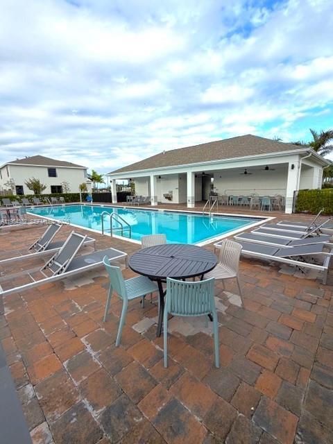 Building Photo - 470 NE 12th St