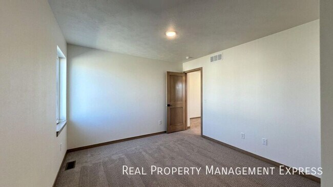 Building Photo - Modern 3-Bed, 2.5-Bath Home in West Sioux ...