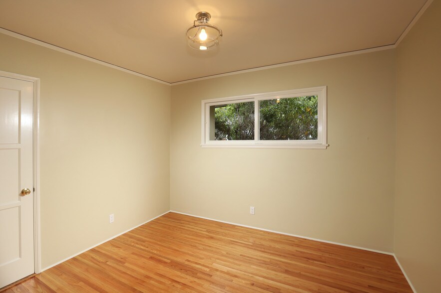 Building Photo - 1223 Oak Cir Dr