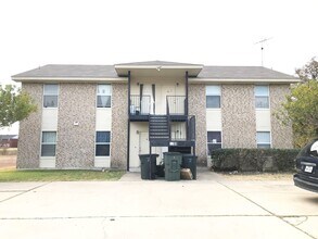 Building Photo - 1709 Cedarhill Dr