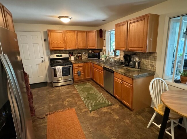 Building Photo - Beautiful 3 Bed 1.5 Bath Central Boulder H...