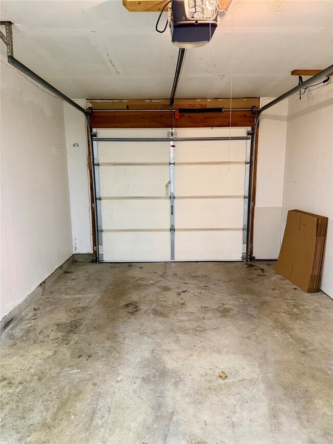 Building Photo - 895 Delray Dr