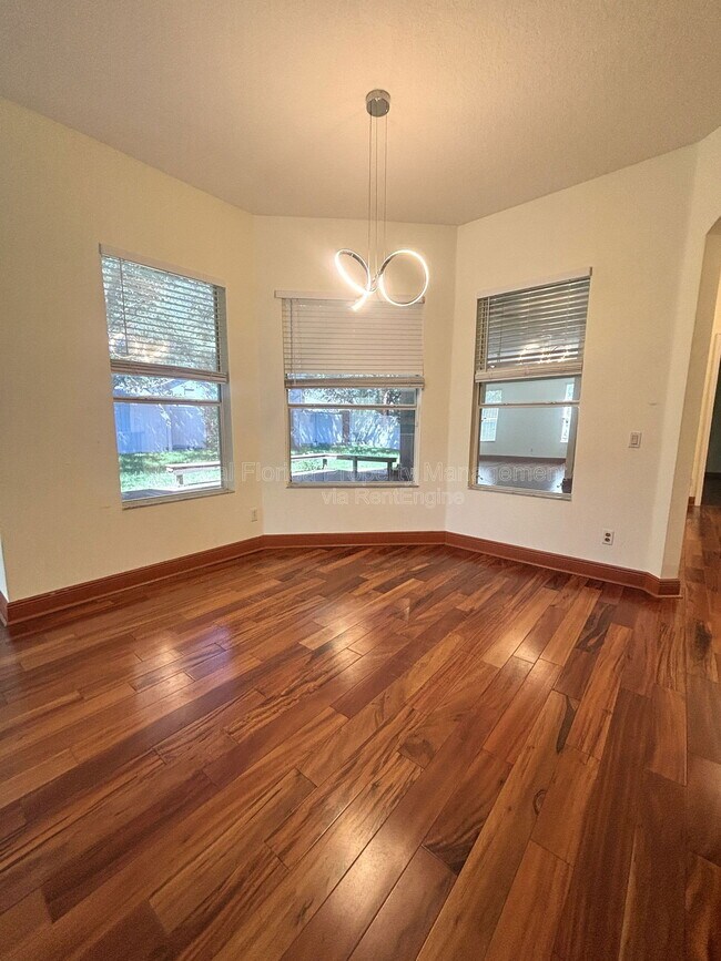 Building Photo - 902 Hire Cir