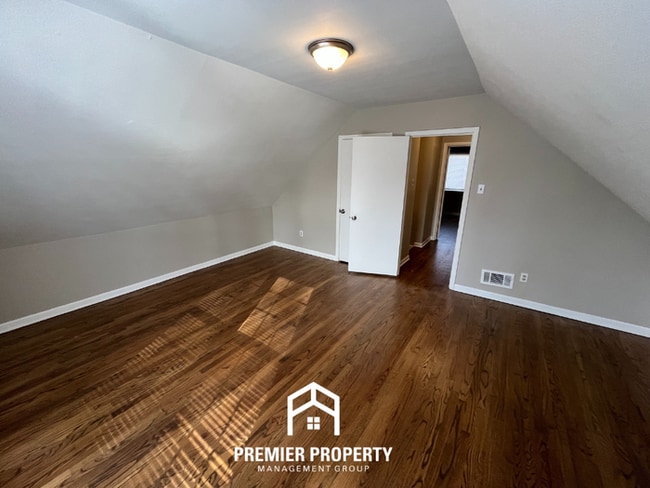 Building Photo - Beautiful 3BR/2BA Memphis Home with Hardwood Floors, Formal Dining & Fenced Yard