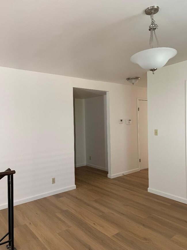 Building Photo - 16 Fairway Pl