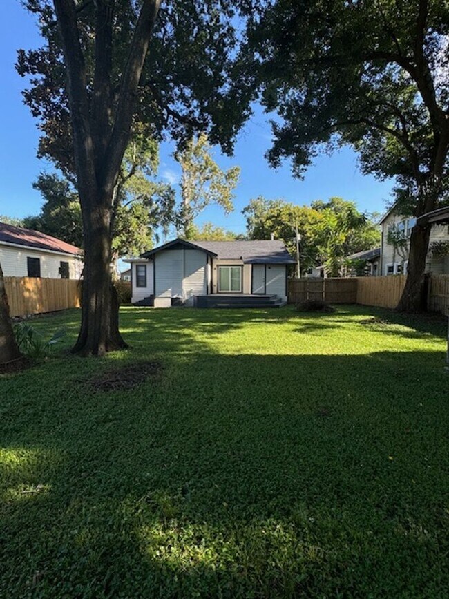 Building Photo - Beautiful 2/2 Bungalow in River Heights!