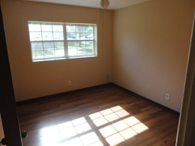 Building Photo - Nice 4 bedroom/2 Bathroom home