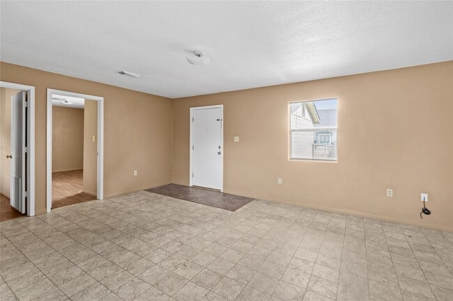 Building Photo - 2200 Peach Ave