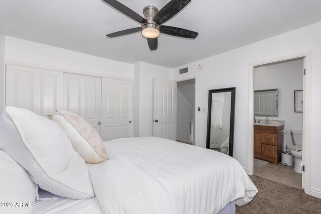 Building Photo - 8490 E Chaparral Rd