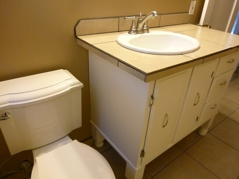 Building Photo - 825 E 35th Ave