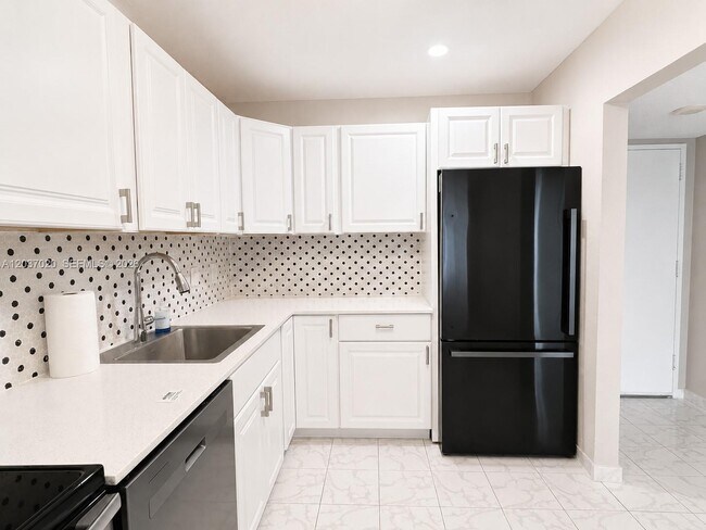 Building Photo - 20505 E Country Club Dr