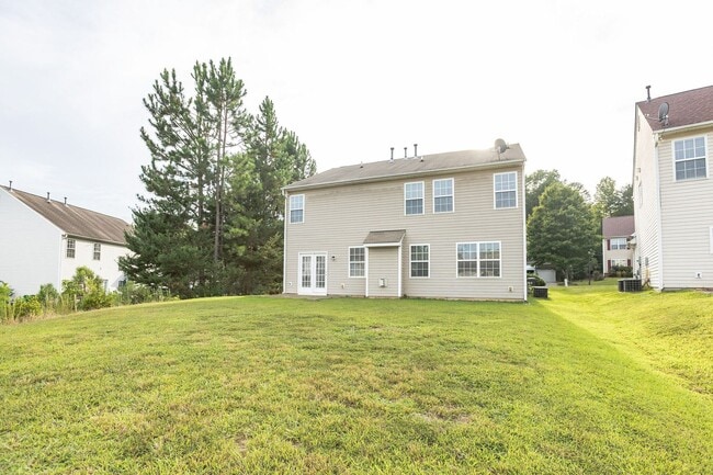 Building Photo - Spacious 4 bedroom, 2.5 bath Home Coming A...