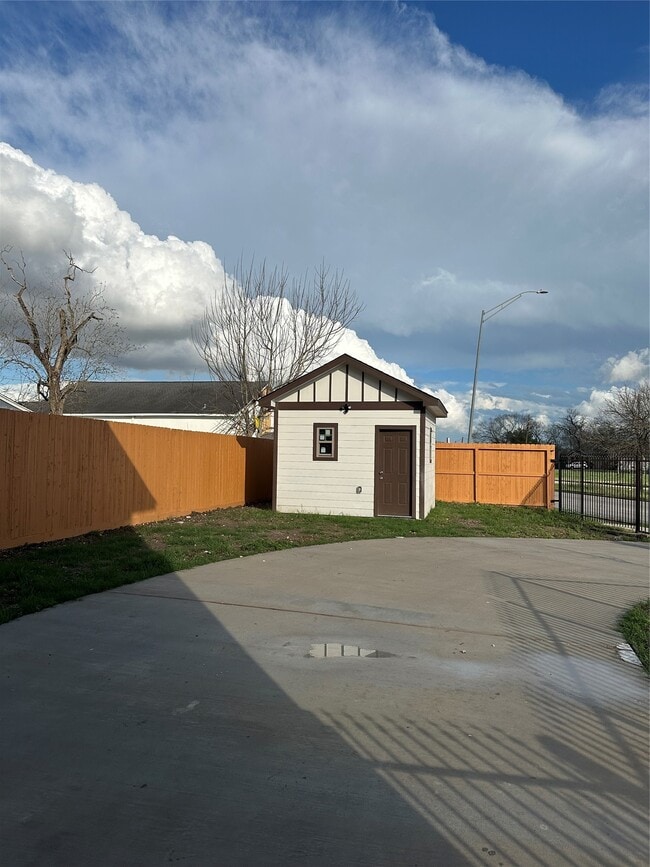 Building Photo - 8321 Coma St