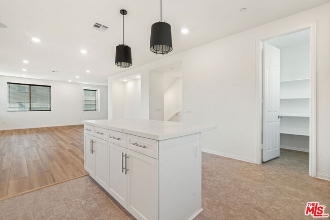 Building Photo - 725 Daniel Freeman Cir