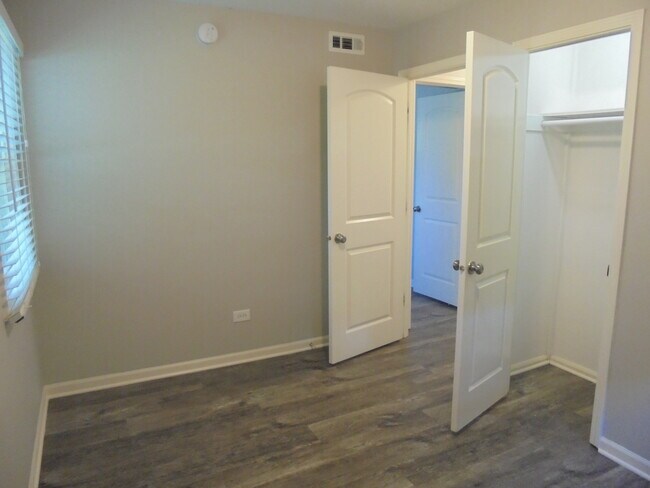 Building Photo - 1434 Walnut Dr