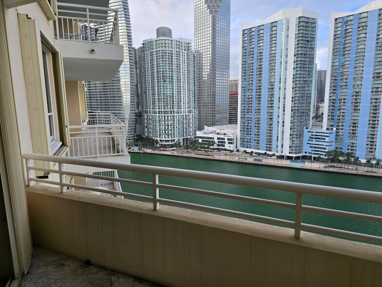 Building Photo - 888 Brickell Key Dr