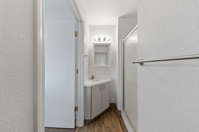 Building Photo - 2 Bedroom 2 Bathroom on College Street!