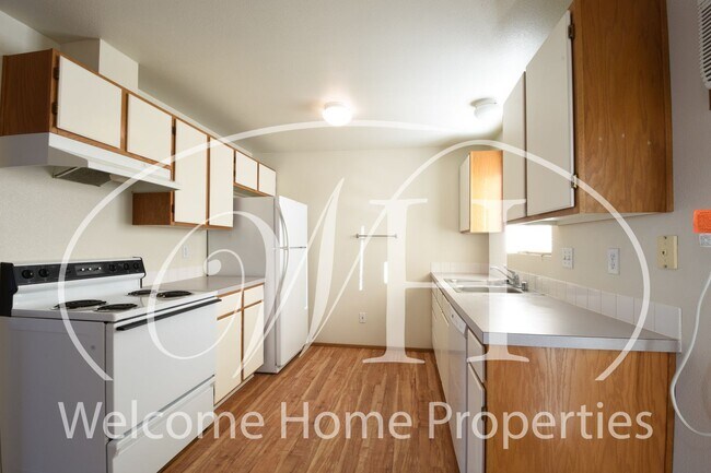 Building Photo - Fresh Clean Apartment Close to WWU