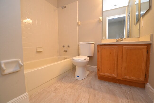 Building Photo - Beautiful 2/2.5 Winter Springs Townhome ~ Newer Paint & Flooring ~ End Unit with Pond View!