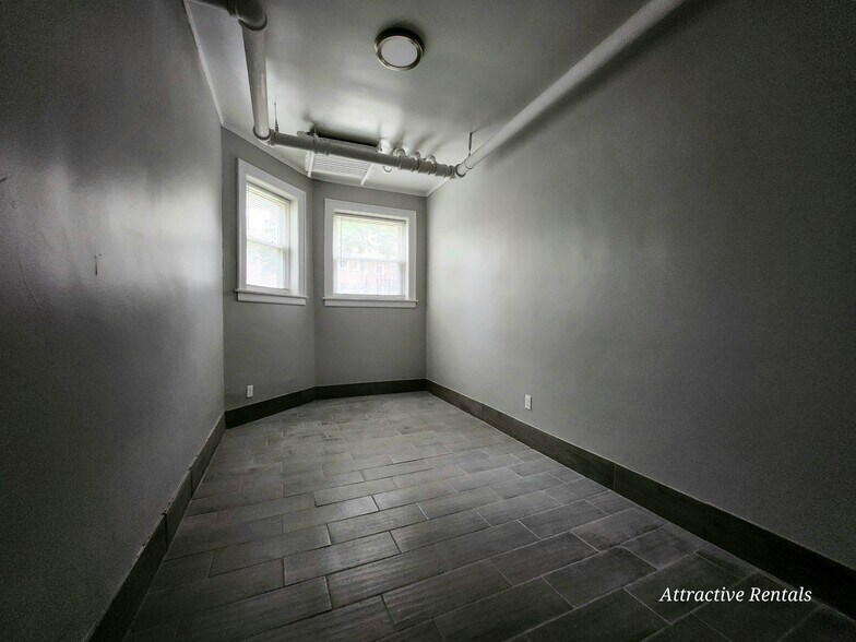 Building Photo - 658 E 81st St