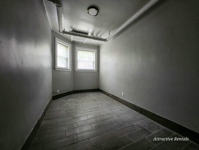 Building Photo - 658 E 81st St