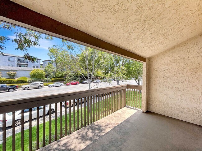 Building Photo - Upgraded 1B/1BA Condo in La Jolla W/ Parki...