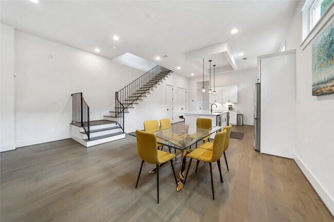 Building Photo - 620 E 26th St