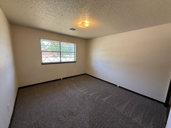 Building Photo - 704 Ashley Dr
