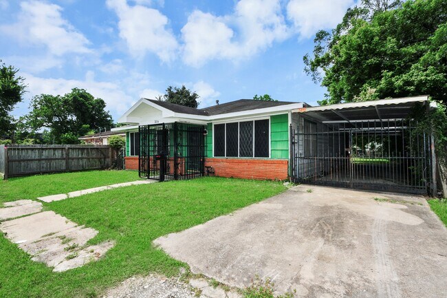Building Photo - 3214 Tuam St
