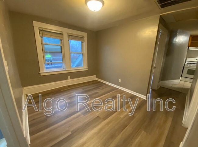 Building Photo - 2211 Queen Ave N