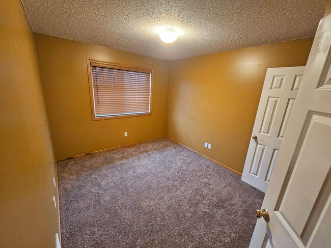 Building Photo - 2639 Yellowstone Dr