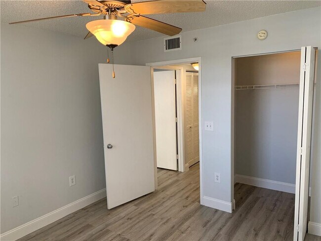 Building Photo - 520 SE 5 Ave