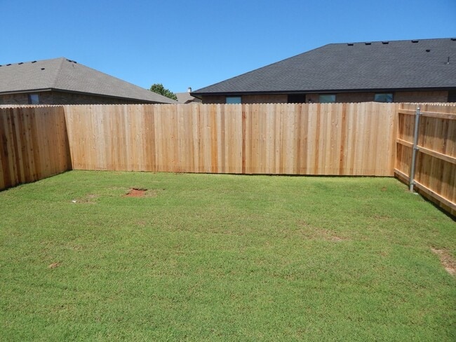 Building Photo - 2 Bedroom 2 Bath 1 Car Garage Duplex - Great location close to the Broadway Extension and 8 minut...