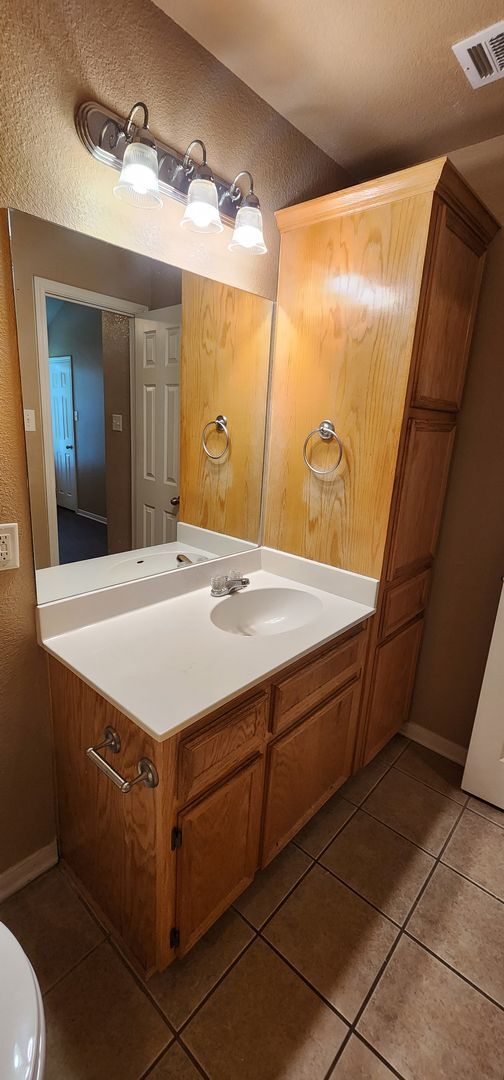 Building Photo - 3 Bedroom 2 Bath off Clear Creek Viewable ...