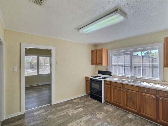Building Photo - Cozy Cottage in Prime Downtown Ocean Springs Location!