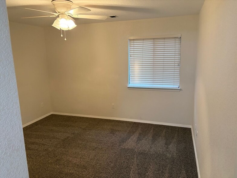 Building Photo - 385 S Acacia Dr