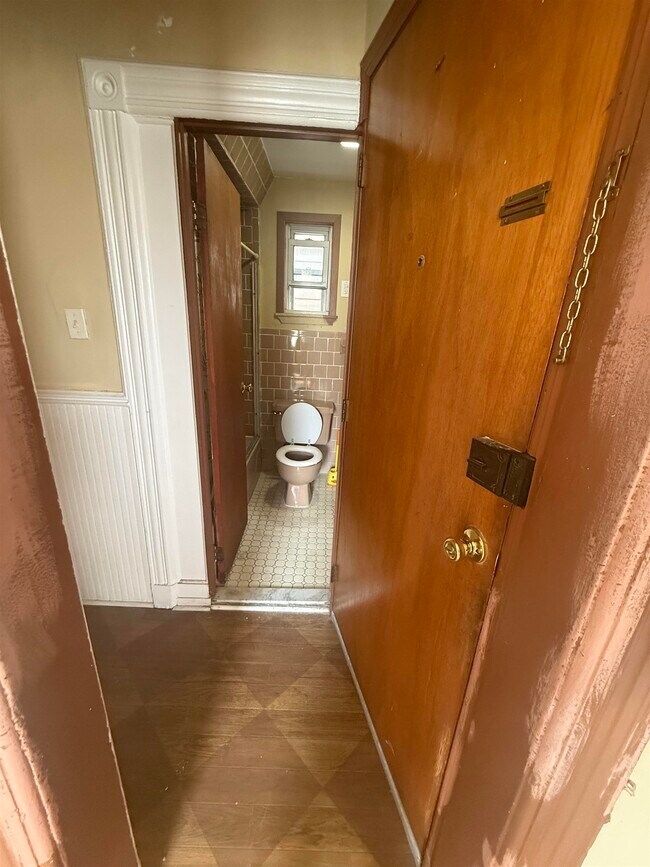 Building Photo - 417 42nd St