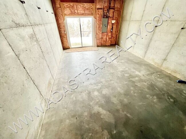 Building Photo - Beautiful and Spacious Olathe Townhome-Available in AUGUST!!!