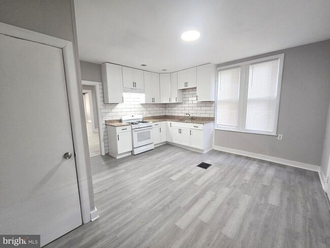 Building Photo - 5011 Larchwood Ave