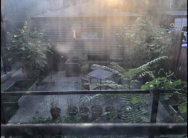 Building Photo - 1014 N Paulina St